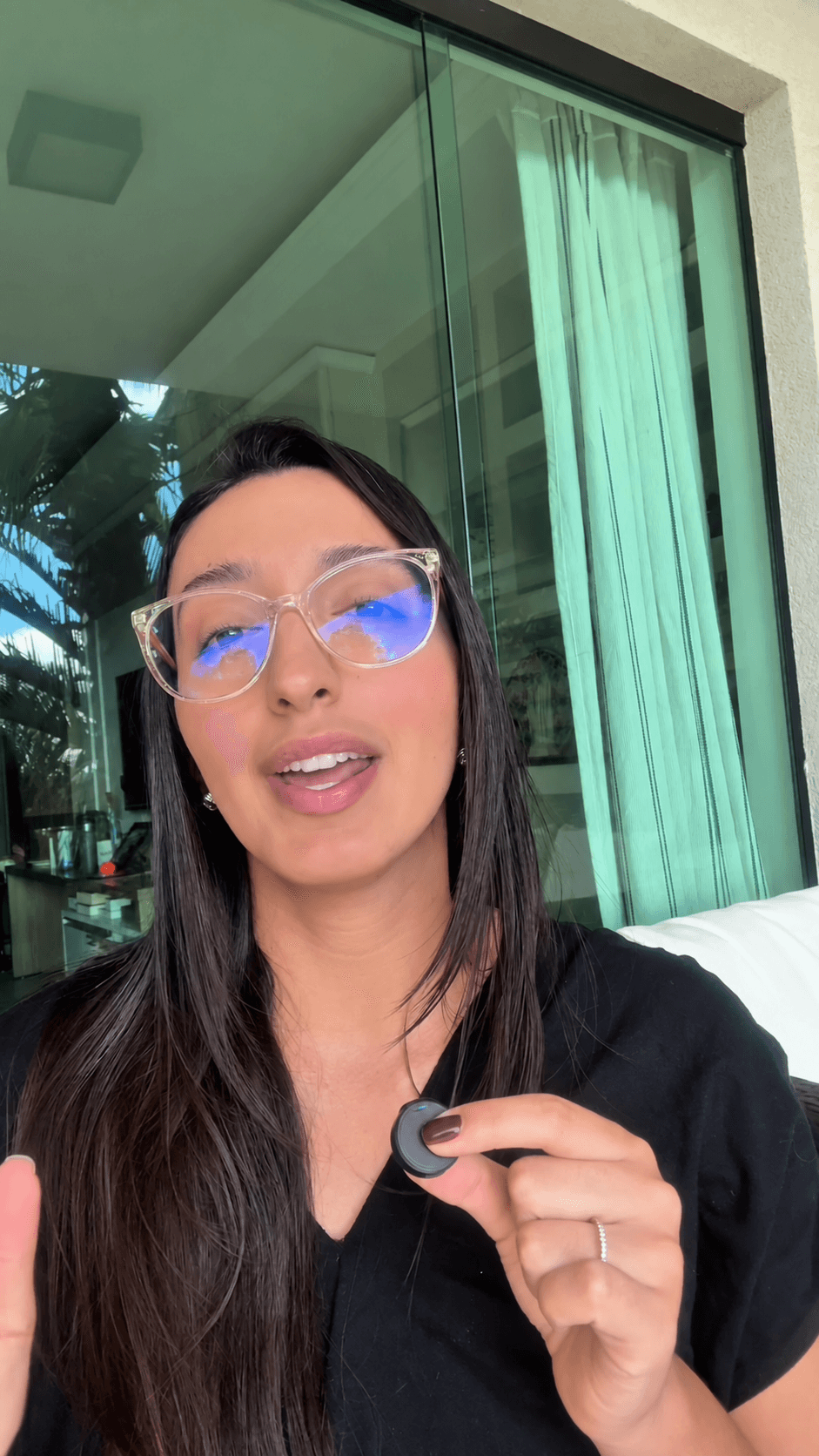 Julia, criadora do Fora da bolha, falando à câmera em casa